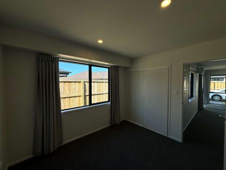 Multigenerational Living Made Easy: Two Homes, Two Tenancies, One Ideal Location! - Photo 2