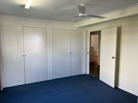 Spacious Ground Floor Unit in a Quiet Location - Photo 5