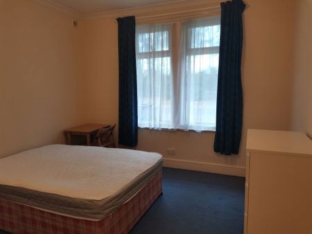 GROUND FLOOR FOUR DOUBLE BEDROOM, WINTON - Photo 4