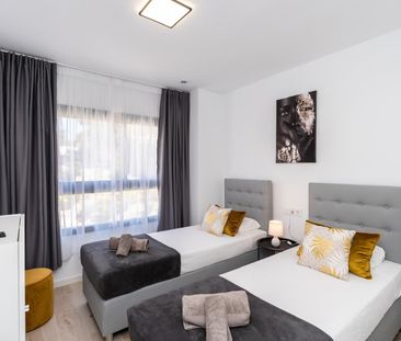 Middle Floor Apartment in Estepona - Photo 3