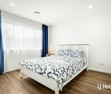 Beautiful 3 Bedroom Townhouse - Great Location! - Photo 1