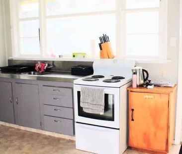 Warm , Cosy 3 Bedroom! - Photo 2