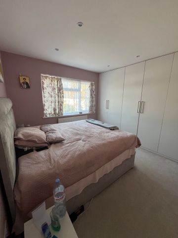 4 Bed Semi-Detached House, Violet Lane, CR0 - Photo 5