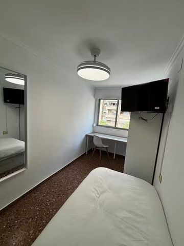 Avinguda del Primer de Maig, Valencia, Valencian Community 46017 - Photo 2