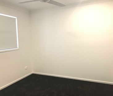 STUNNING 4 BEDROOM FAMILY HOME IN BLOOM ESTATE COOMERA - Photo 3