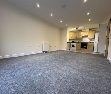 3 bedroom flat to rent - Photo 2