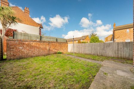 2 bedroom maisonette to rent - Photo 5