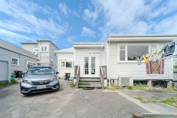 Four Bedrooms in Newtown - Photo 1