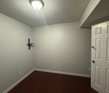 Spacious Home With 2 Kitchens - Photo 3