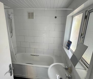 Milner Road Room 3 - Photo 6