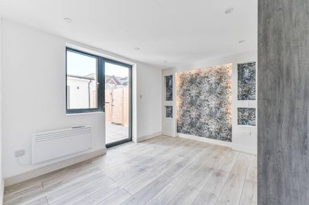 3 bedroom flat to rent - Photo 4