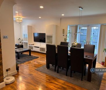 1 bedroom in a house share to rent - Photo 2
