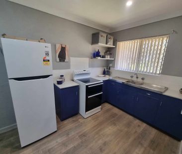 Neat Unit - Great Location - Air Con - Photo 2