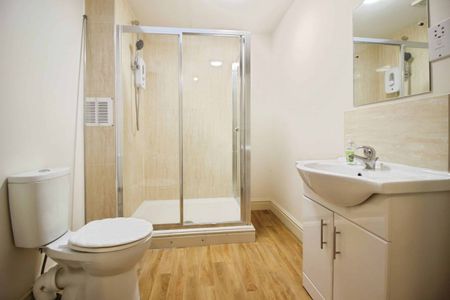 Flat 2, Eastcott House, Swindon, 4 High Street, SN1 - Photo 2