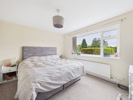 Chalfont Avenue, Amersham, Buckinghamshire,HP6 - Photo 2