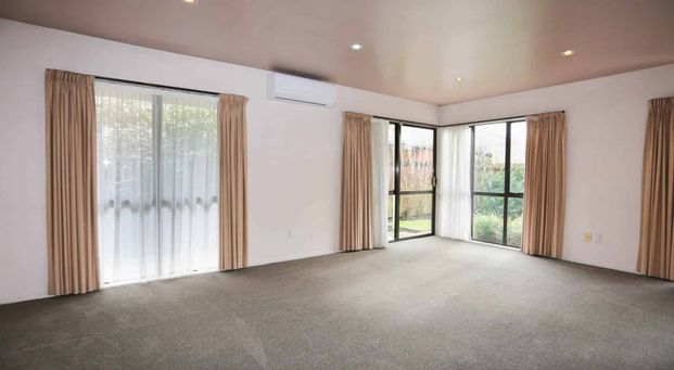 3 BEDROOM, 2 BATHROOM TOWNHOUSE - Photo 1