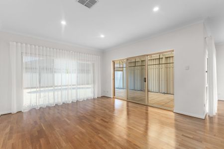 Immaculate Family Home with a Pool! - Photo 2