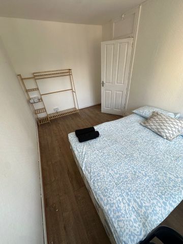 Room in a Shared Flat, Gilbert Sheldon House, W2 - Photo 2