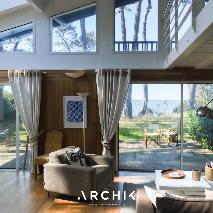 Architecture des années 80, cette maison de 280 m2 est bâtie sur un terrain arboré de 2 200 m2 en première ligne, au coeur du quartier Haïtza du Pyla avec son perré privatif et son accès direct à la plage. à l'emplacement privilégié se retrouve en retrait de la route nichée sous les pins. - Photo 1