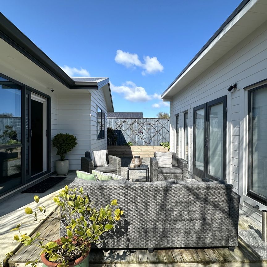 3 Bedroom Home in Upper Hutt - Photo 1