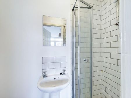 1 bedroom in a house share to rent - Photo 4