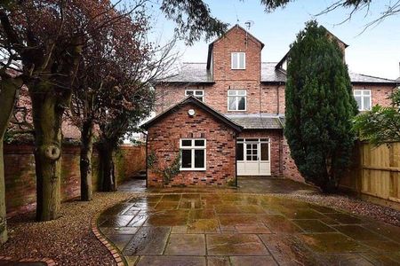 Elegant Four-Bedroom Townhouse in the Heart of Hale, featuring four spacious bedrooms, including two with en-suite facilities, plus a family bathroom. - Photo 3