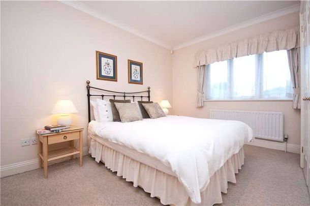 Conveniently located two bedroom ground floor apartment. Located near to The Long Walk and Windsor town centre. - Photo 1