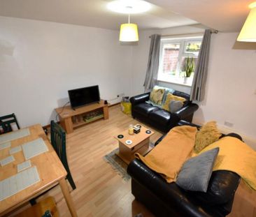 1 bedroom in a house share to rent - Photo 2