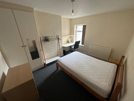 3 bedroom flat to rent - Photo 3