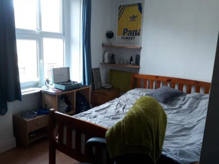 4 Bedroom, 1 Bathroom - Photo 5