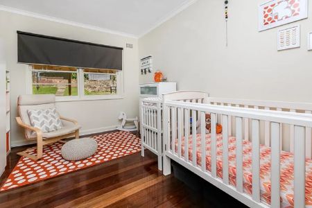 Lovely brick home with spacious pet friendly yard - Photo 2