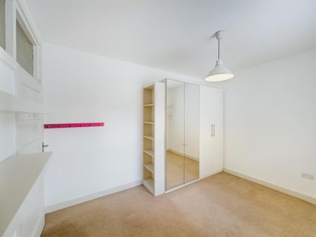 3 bedroom flat to rent - Photo 2