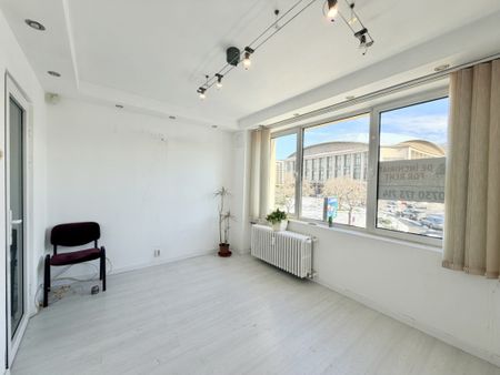 Spatiu ultracentral Sala Palatului pretabil Birouri-Cabinet - Fotografie 3
