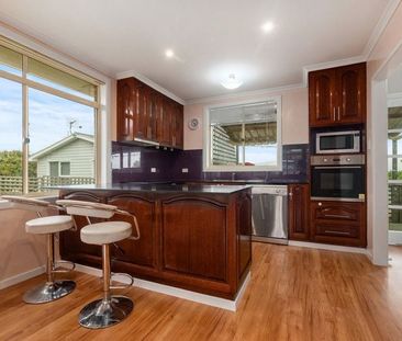 Easy-Care, Updated Claremont Home - Photo 5