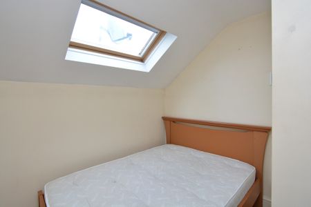 Lovely & Spacious 3 Bedroom House for Rent in South Wimbledon SW19 - Photo 3