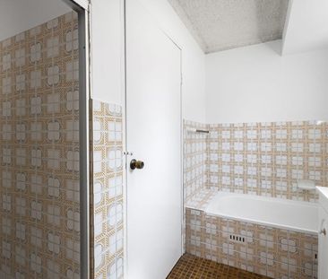 Freshly Painted 2 Bedroom Unit with DOUBLE car garage - Photo 1