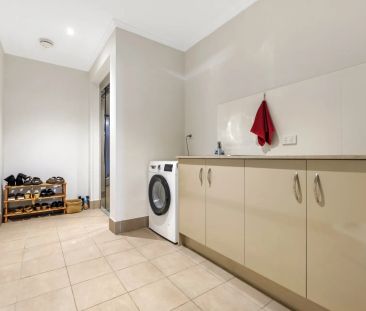 Luxurious Townhouse Living – Prime Sandgate Location - Photo 2