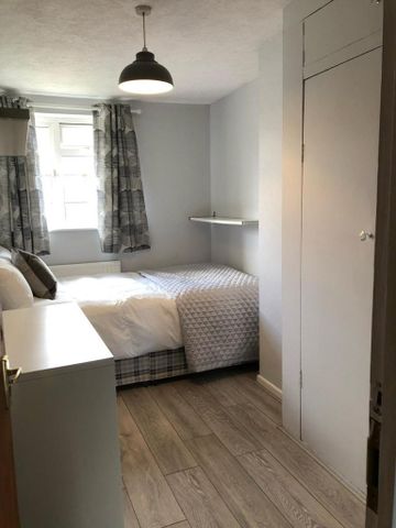 4 bedroom semi-detached house to rent - Photo 5