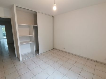 T2 NON MEUBLÉ AVEC PARKING PRIVATIF ET JARDIN - Photo 3