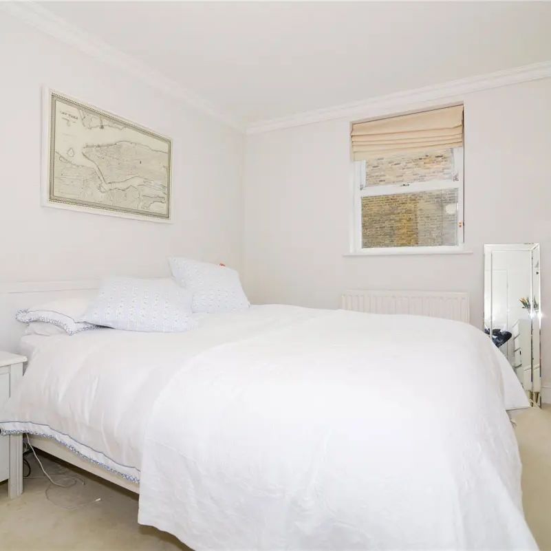 2 bedroom flat in London - Photo 1