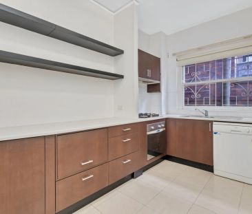 Art Deco appeal with modern touches - Photo 3