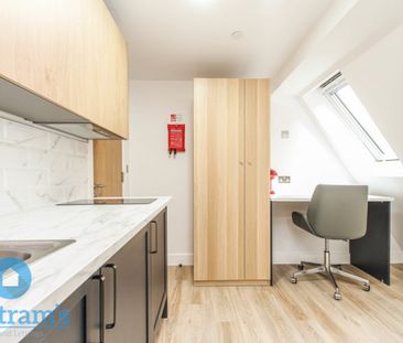 5 bed Apartment for Rent - Photo 2