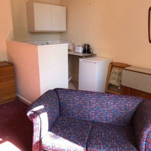 1 bed Studio - To Let - Photo 3