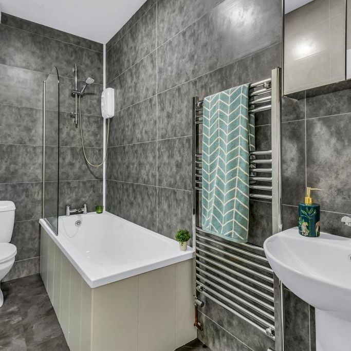 5 bedroom flat to rent - Photo 1