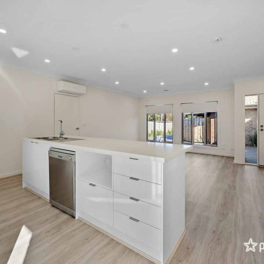 Spacious and Modern Home in Sunbury! - Photo 1