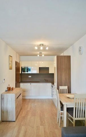 Prenajmeme kompletne zariadený 2-izbový 53m2 byt s loggiou, pivnicou a garážovým státim v podzemnej garáži na Rustavelliho ulici v Rači, Bratislava – Fotografia 4