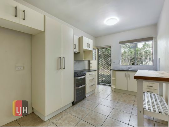 CENTRALLY LOCATED, 3 BEDROOM UNIT WITH A/C! - Photo 1