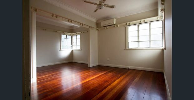 Spacious & Bright Family Home in the Heart of Holland Park - Photo 1