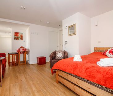 1 bed Studio - To Let - Photo 3