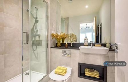 1 bedroom in a flat share to rent - Photo 4